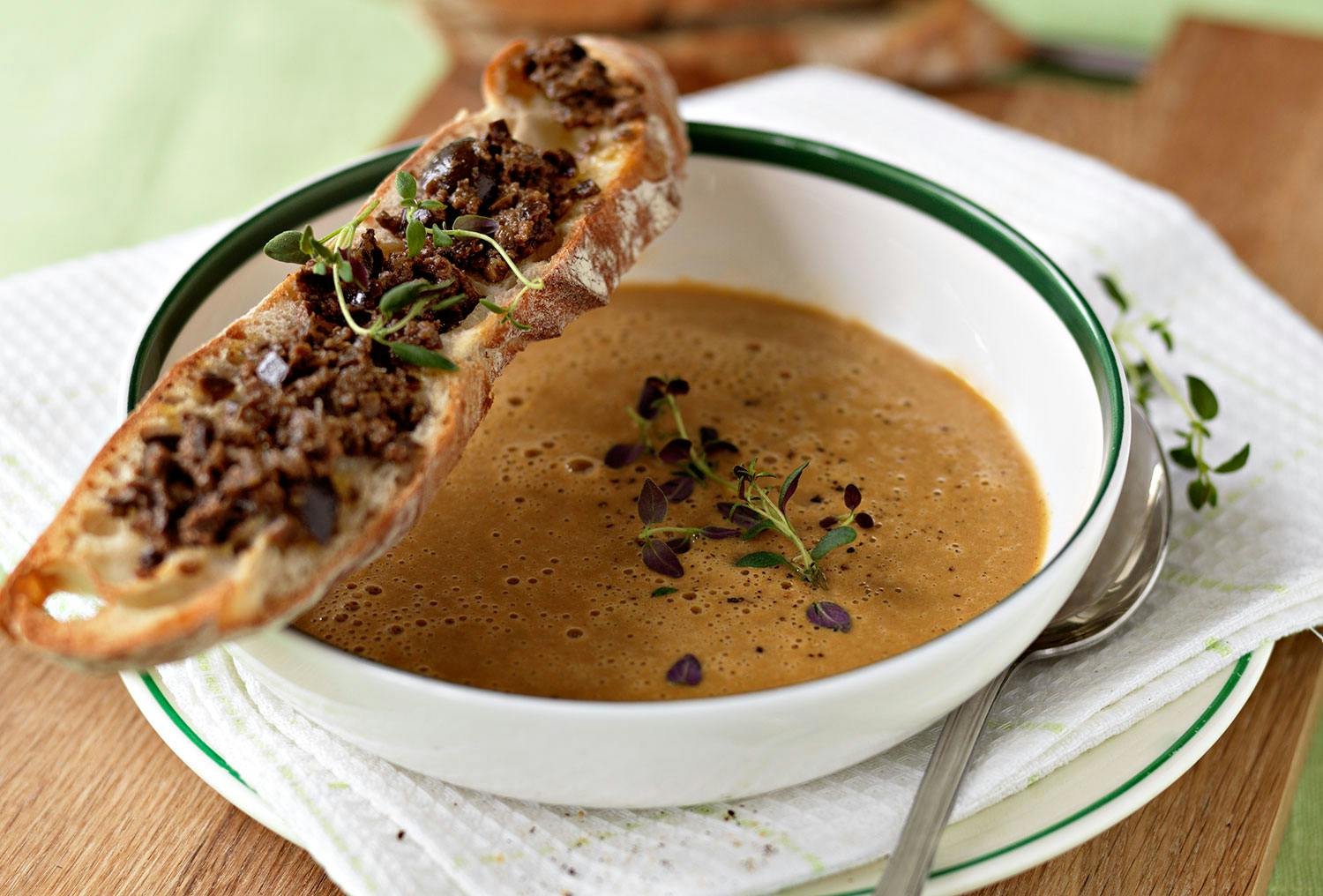 Mandag: Sjampinjongsuppe med tapenadetoast